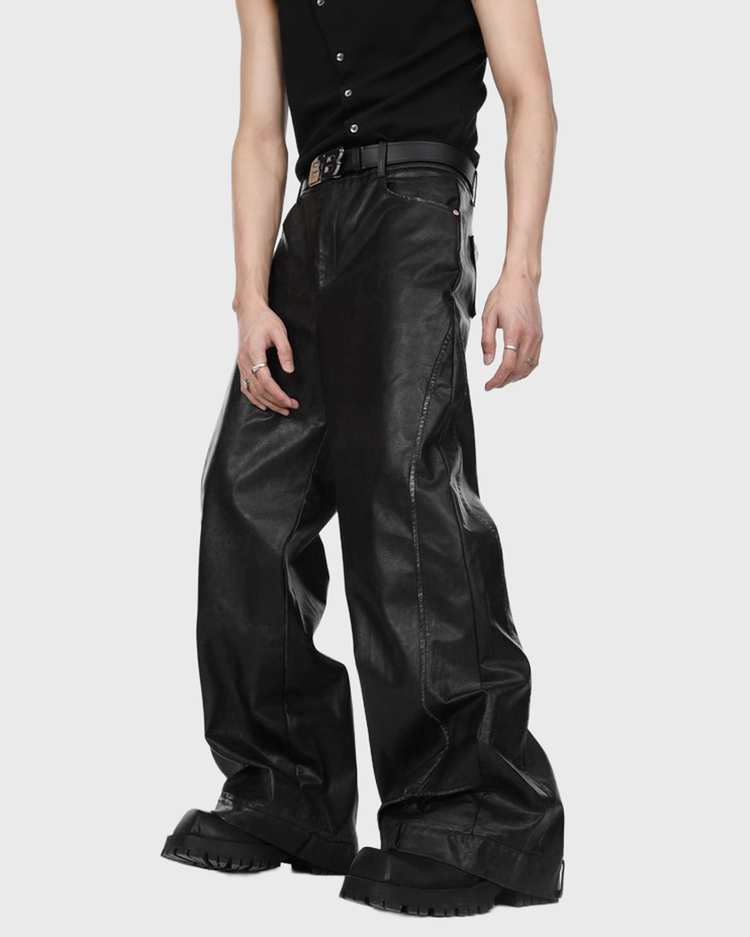 スウィッチレザーストレートパンツ Ril 5856